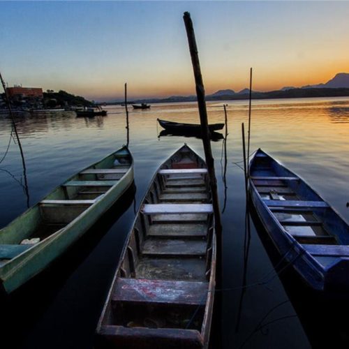Barcos de pescadores ao anoitecer